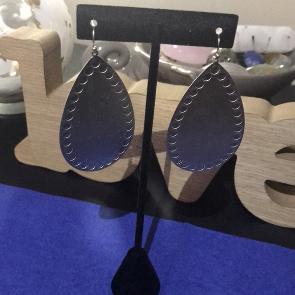 🔴 Silver Drop Earrings - Picture 2 of 3